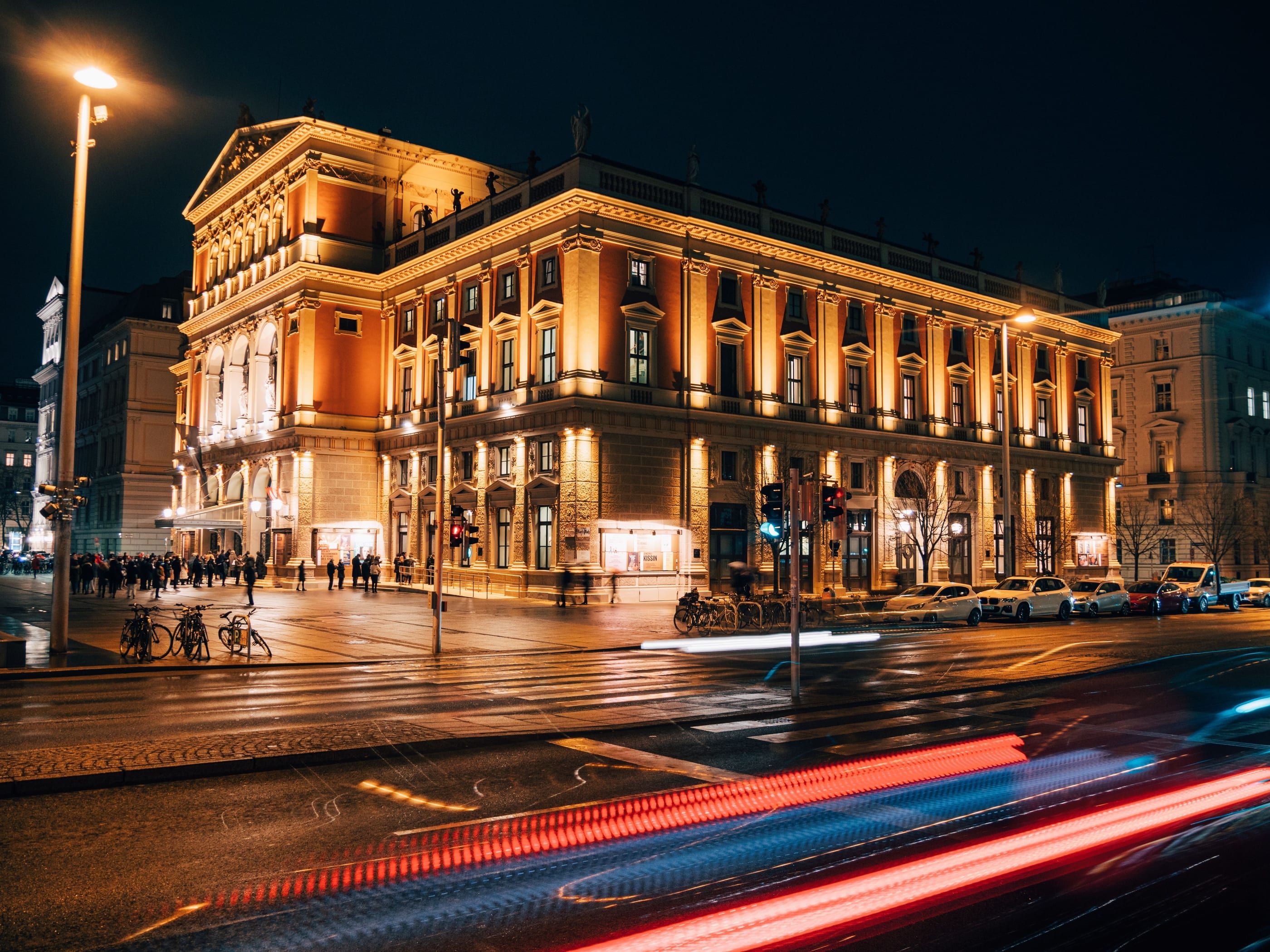 Die Fassade eines Wiener Konzerthauses im Abendlicht.